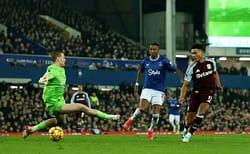 Flat start for Moyes as toothless Everton beaten by Villa